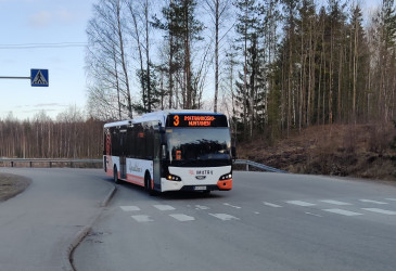 Linja 3 jatkaa entiseen malliin, vaikka matkustajia on vähemmän.