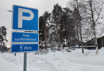 Liikennemerkki koulukeskuksen vieressä.