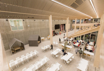 Mansikkalan koulukeskuksen aula, jossa on suuret portaat.