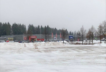 Rakentamaton tontti, jossa on muutama jääkiekkomaali.