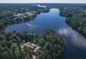 Imatraa halkova Vuoksi ilmakuvana kesällä aurinkoisella säällä.