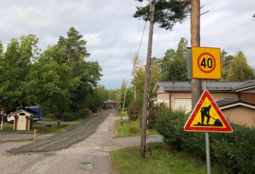 Asuinkadulla mursketta levitetty asfaltin päälle sekoitusjyrsintä varten.