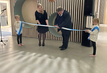 Neljä henkilöä leikkaavat avajaisnauhaa