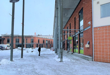 Nepparin aukio, jonka ympärillä liikekiinteistöjä.