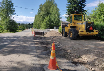 Autotien vieressä on tietyö. Edustalla on liikennekartio ja kevyenliikenteen väylällä on hiekkaa ja työkone.