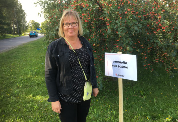Kaupunginpuutarhuri Erika Luhtanen omenapuiden edessä