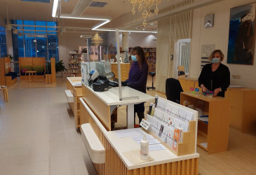 Kaksi naista kirjastossa.