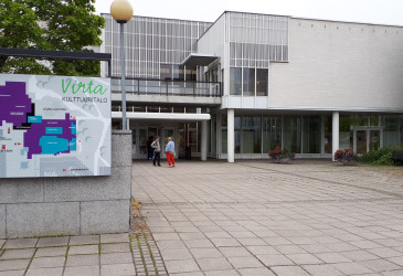 Pääkirjaston ja taidemuseon sisäänkäynti Kulttuuritalo Virrassa.