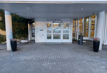Pääkirjaston ulko-ovi.