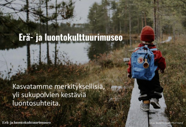 Lapsi reppu selässään kävelee pitkospuilla metsässä, Erä- ja luontokulttuurimuseo.