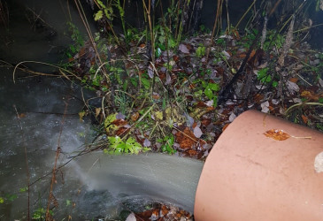 Vesiputki, josta syöksyy vettä.