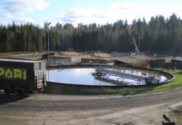 Puhdistamon allas, jonka edessä hiekkatie ja takana metsää