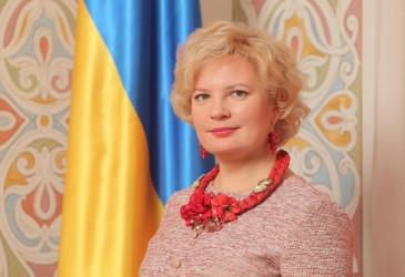 Kasvokuva, taustalla Ukrainan lippu
