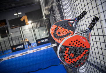 Kaksi padelmailaa.