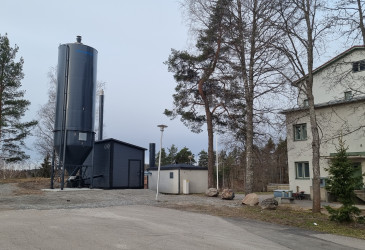 koulurakennus, kontti ja nosturi.