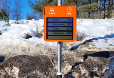 Reaaliaikainen pysäkkinäyttö linja-autopysäkillä.