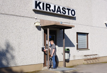 Mies kirjaston ovella.
