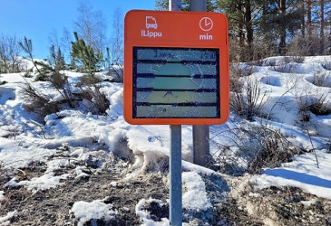 Pysäkkinäytöstä lasi rikki