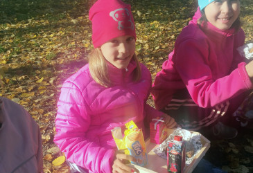 Saana ja Kerttu evästauolla