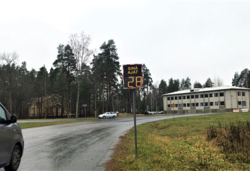 tie, nopeusnäyttö ja autoja.