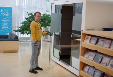 Mies avaamassa kokoustilan ovea.