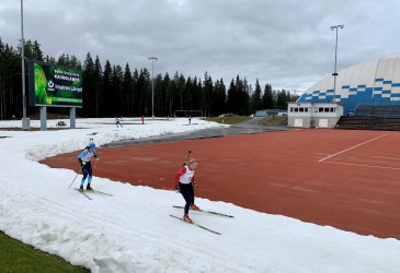 lumipatja pesäpallostadionilla, kaksi hihtäjää.