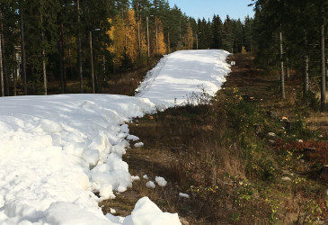 Kuva ensilumenladun latu-urasta