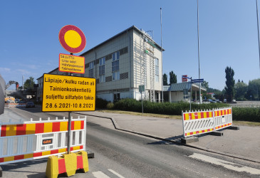Katu, joka on suljettu liikenteeltä.