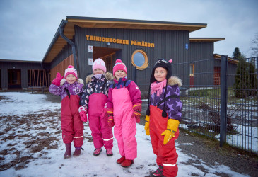 Lapsia Tainionkosken päiväkodin pihalla.