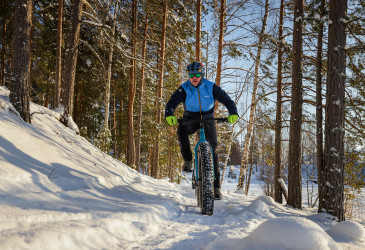 Pyörtäilijä metsässä talvella.