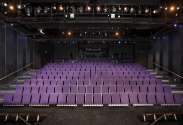 Tyhjä katsomo Teatteri Imatrassa.