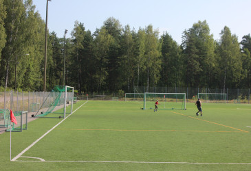 Jalkapalloilijoita tekonurmella.