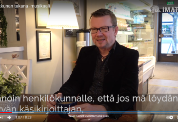 Timo Rissanen istuu pöydän ääressä.