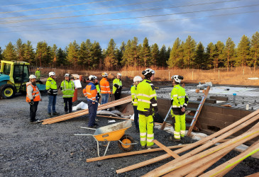 Työmiehiä kypärissään.