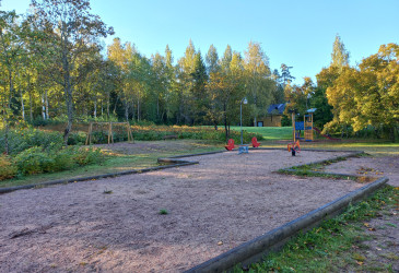 Lasten leikkikenttä Imatran Vuoksenniskalla syysauringossa.