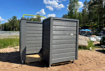 Puinen pukeutumissuoja uimarannalla. 