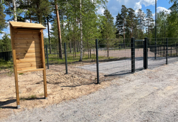 Koirapuiston portti ja puita. 