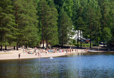 Rantauimakouluja heinäkuussa.