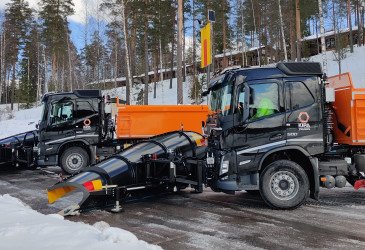 Kaksi uutta kuorma-autoa parkissa.
