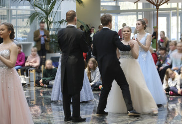 Vanhojen tanssien tanssijoita Imatran kaupungintalon talvipuutarhassa