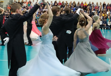 Vanhojen tanssit vuodelta 2019 Imatran urheilutalolla.