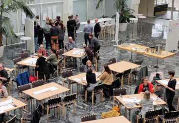 Ihmisiä kokoontunut työpajaan Imatran kaupungintalon aulaan.