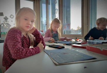 Lapset piirtävät pöydän ääressä.