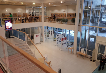Ihmisiä aulatilassa ja lehtienlukusalissa.