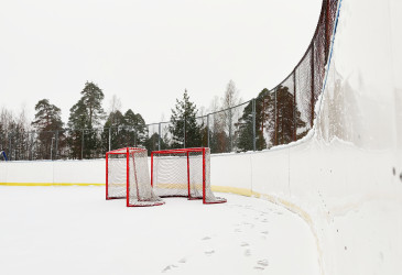 Kuistelukaukalo ja kaksi jääkiekkomaalia.