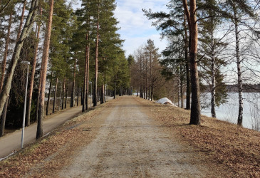 Kevyen liikenteen väylä Vuoksi-joen rannalla.