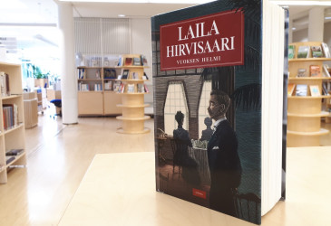 Laila Hirvisaaren kirjoittama kirja Vuoksen helmi pöydän päällä.