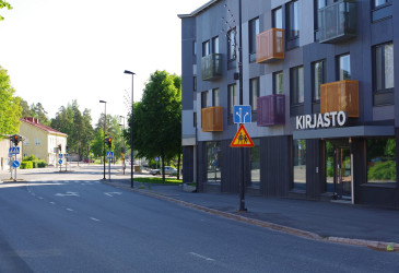 Kirjastorakennus kadun varressa.