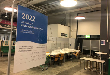 Vaaliesite, pöytiä ja tuoleja.