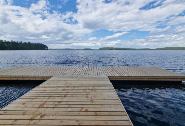 Uusi laituri järven rannalla.